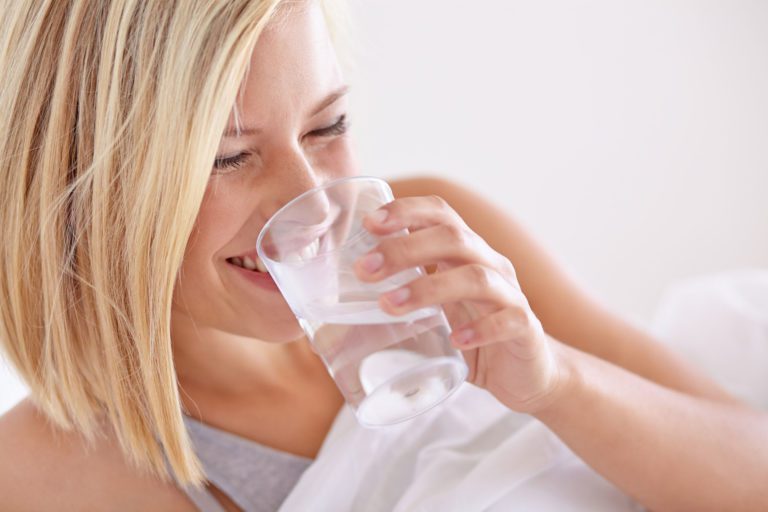 woman-drinking-water-in-bed-optimised